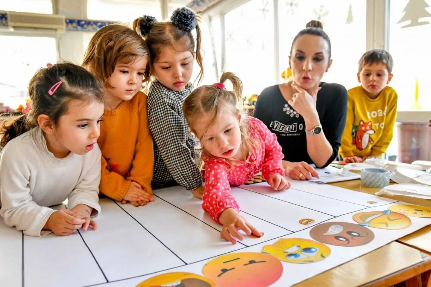 Learning society. Независимость ребенка. Ministry of Preschool Education photo. Creative for School. Analytical Perception of pictures with the help of Adults in Preschool children Illustrator\.