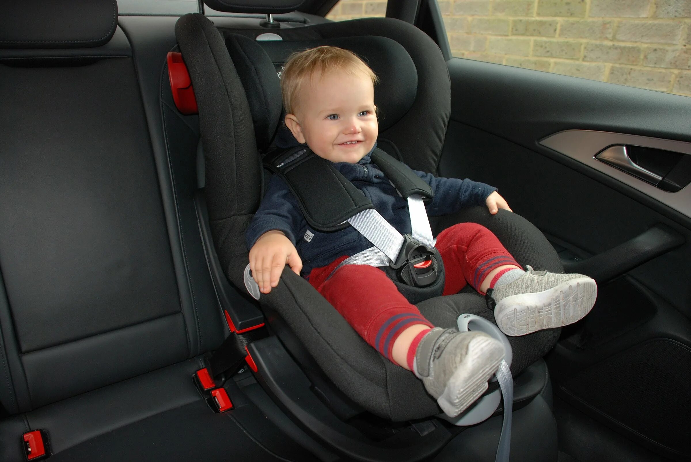Детское удерживающее устройство автокресло. Britax Romer 9-18 кг Isofix. Автокресло детское Audi Isofix child Seat 0-18 кг. Бритакс Ромер Кинг 2 на переднем сидении. Ребенок в детском кресле в машине.
