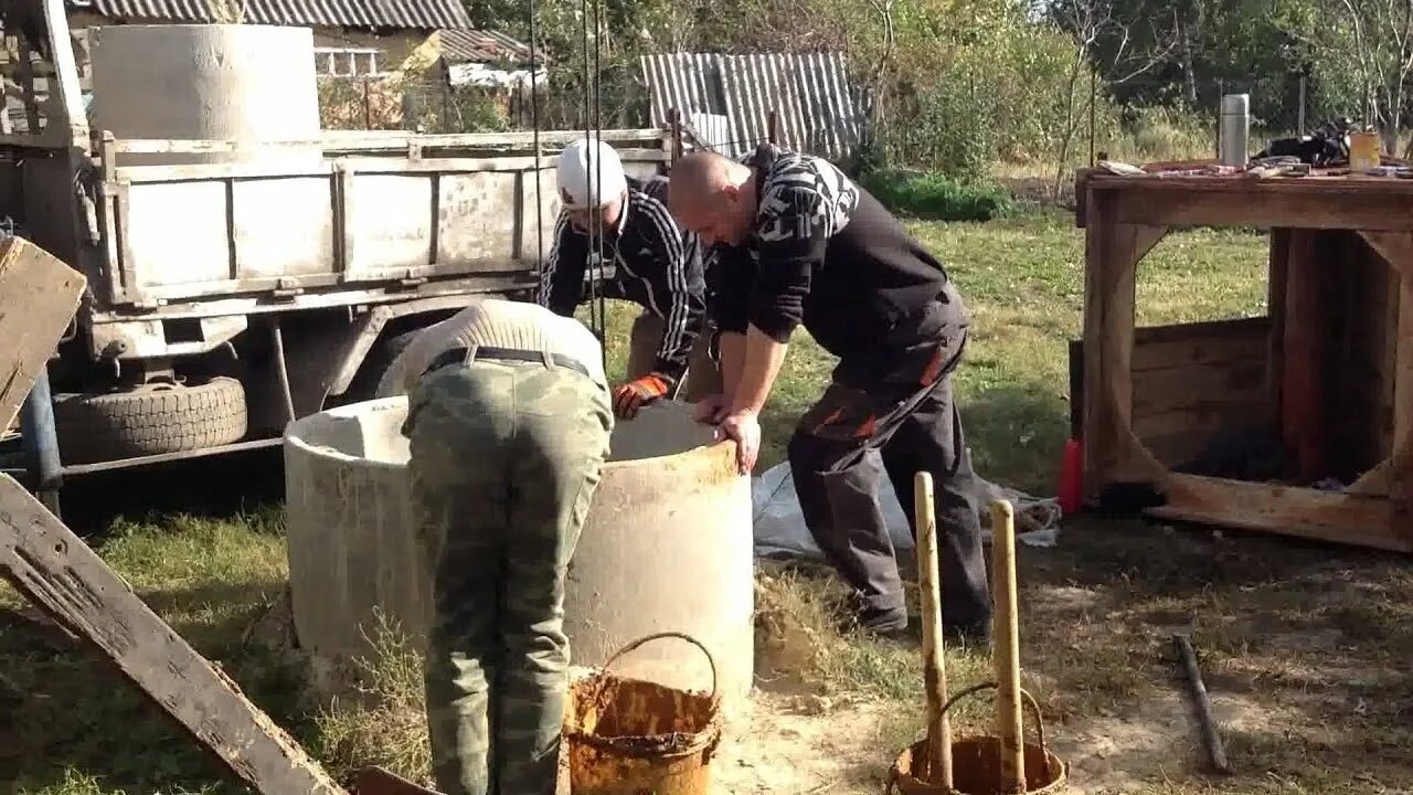 Копка колодцев в туле. Откачка колодцев. углубление старого колодца. шахта колодца. колодец в туле.