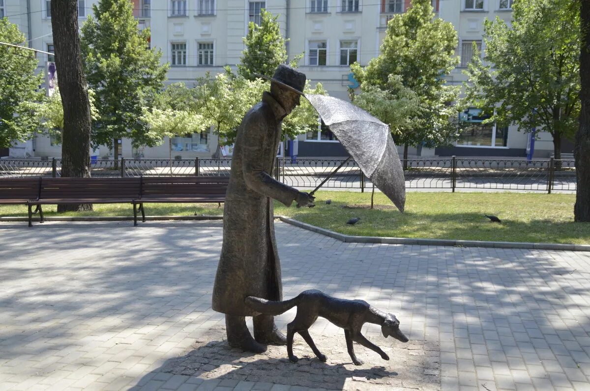 Памятник другое название. Памятник друг в Донецке. Памятник на бульваре Шевченко в Донецке. Памятник «друг», г. Донецк. Памятник дружбе в Донецке.