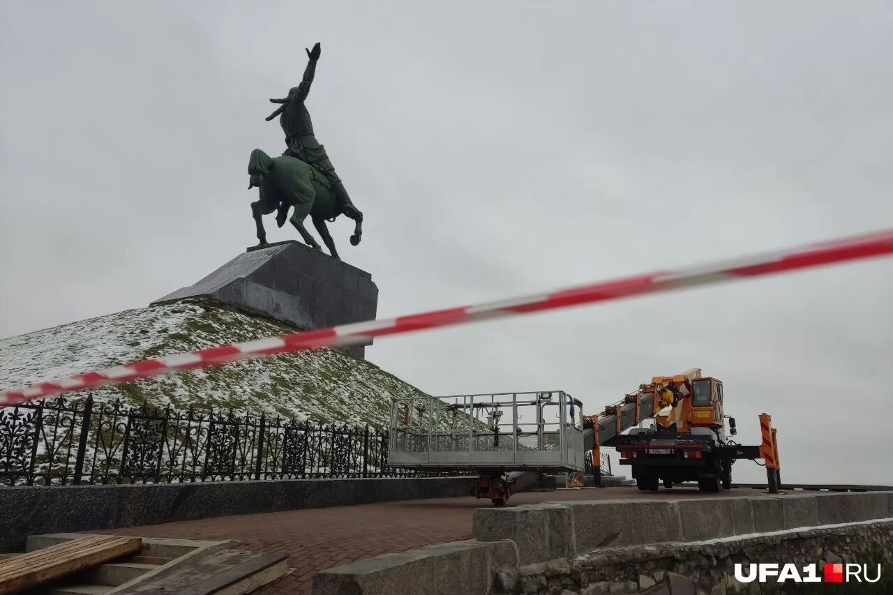 Памятник салавата юлаева в уфе. Салават юлаев памятник в уфе. Памятник салавату юлаеву. Башкирия памятник салавату юлаеву. Башкирия салават юлаев памятник.