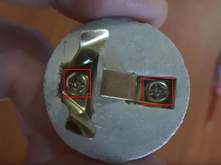 Подключить цоколь е14. Плафон лепесток с патроном. Схема подключения проводов к патрону лампы. Патрон где плюс где минус. Патрон подсветки номера приора.