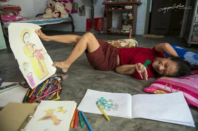 Художники инвалиды. Ноги рисовать. Картина инвалид. Дети инвалиды художники. Человек без ребенка