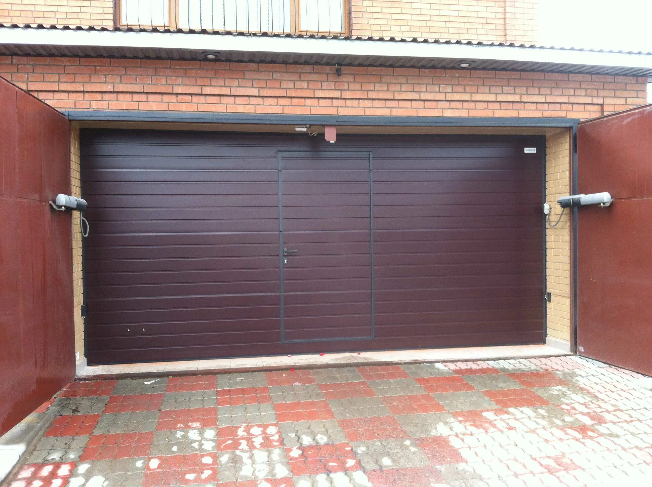Гаражные секционные ворота алютех. Гараж с секционными воротами. Ворота алютех филенка 7016. Рал 7024 ворота дорхан. Гаражные р.