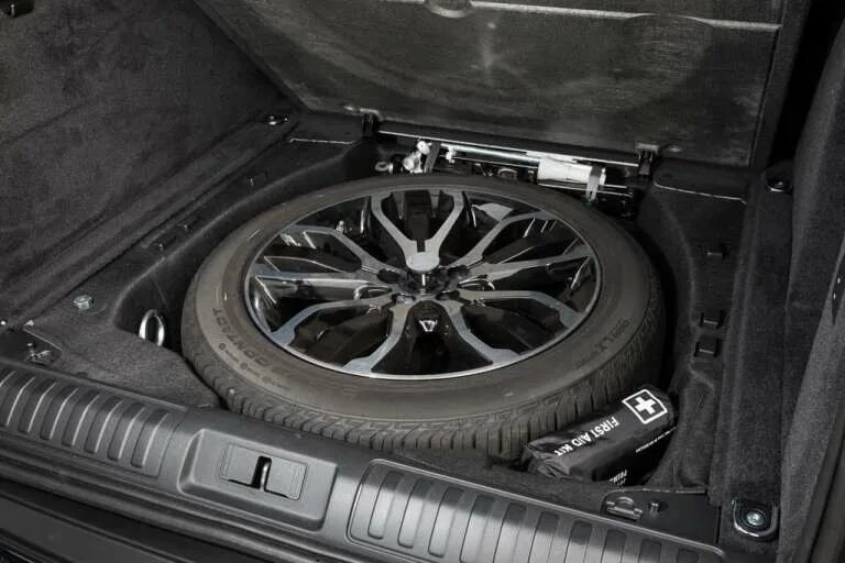 Z31 spare tyre. Автопринадлежности для авто. Автозапчасти реклама. Колесо шина. Аксессуары для автомобиля.