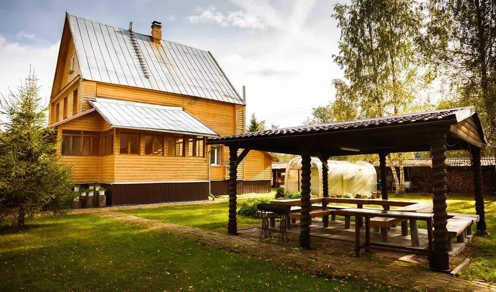 Турбаза белка в великом новгороде. Дом отдыха великий новгород. Турбаза новгородская область фото с медведем. Дом отдыха великий новгород. База остров валдай.