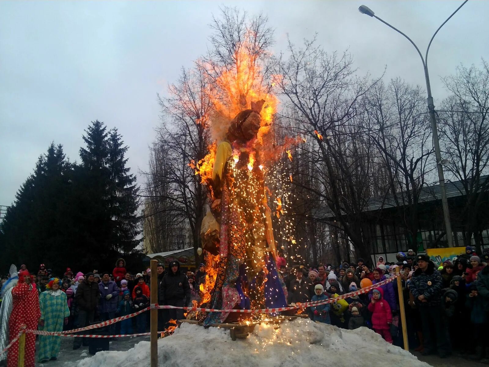 Какого числа жгут чучело на масленицу. Сжигание чучела Масленицы. Масленица огонь. Сожжение Масленицы. Масленица огонь сжигание чучела.