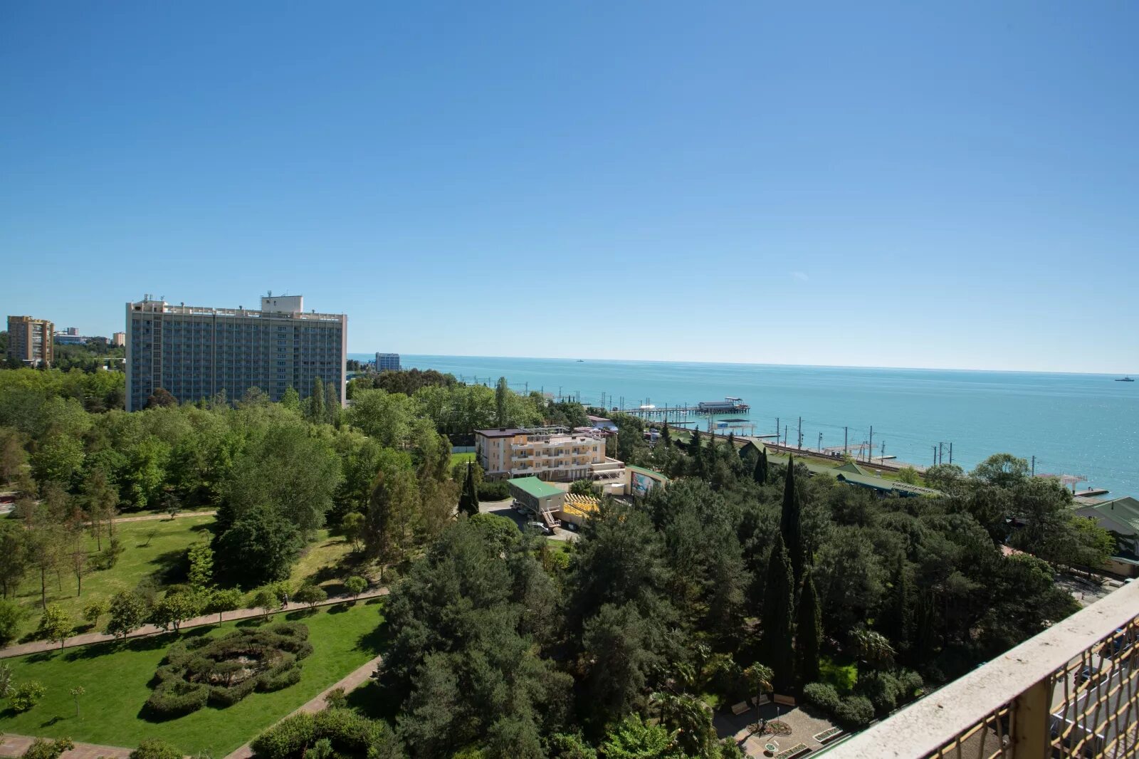 Отель фрегат адлер ленина 219. Пансионат фрегат сочи. Санаторий фрегат адлер. Гостиница фрегат сочи адлер. Курортный городок адлер фрегат.