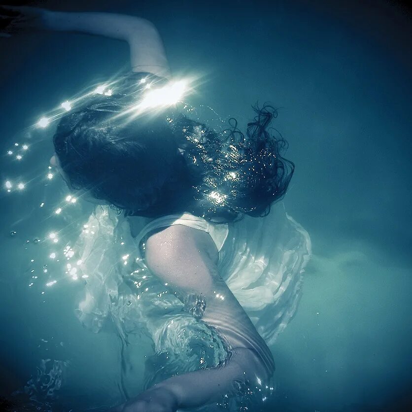 девушка ныряет в воду. мысли тонут. вода и человек. человек под водой. миньоны водяной из лужи.