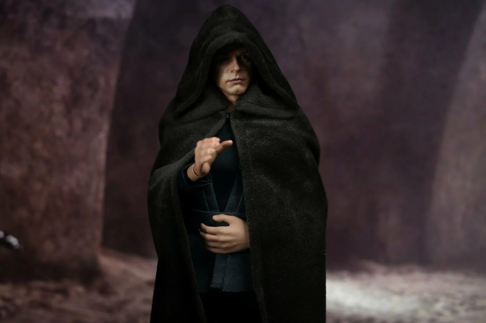 Как называется человек в плаще. Luke skywalker cloak. человек в черном плаще. темный монах. человек в мантии.