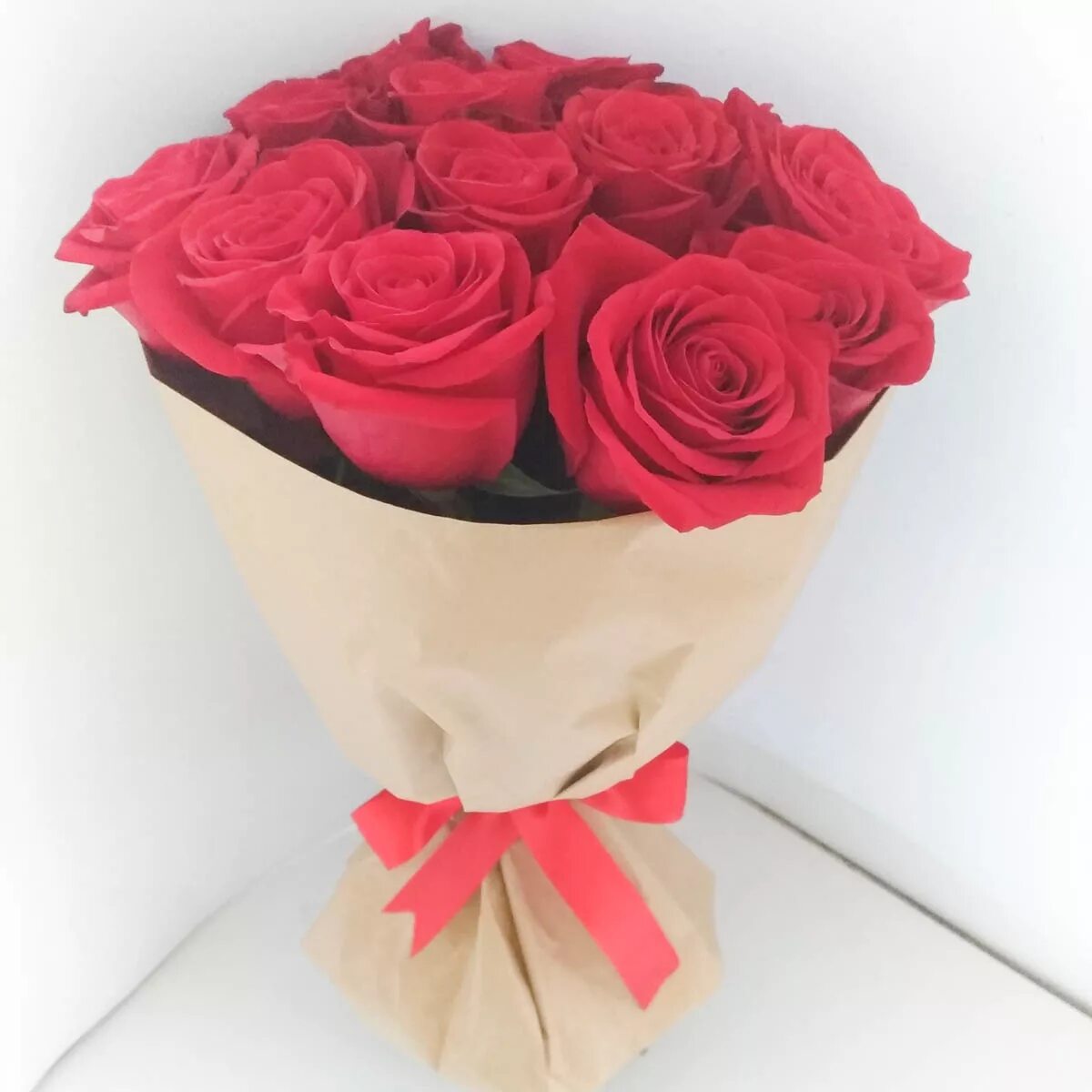 Розы в упаковке как сохранить. Розы в упаковке. Букеты из роз в упаковке. Букет из красных роз в красивой упаковке. Красные розы в упаковке.