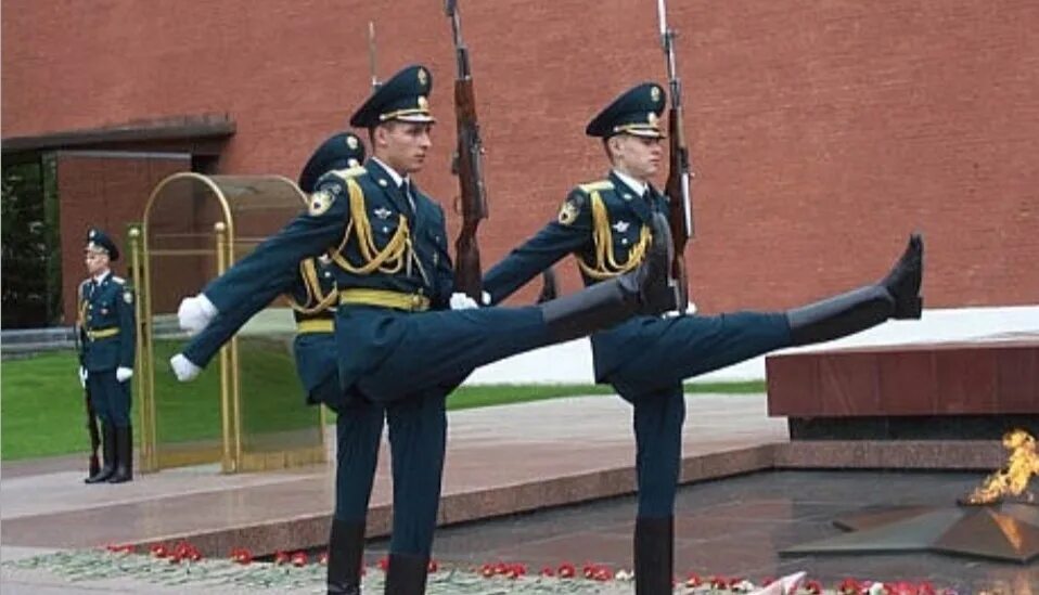 Почётный караул у вечного огня в москве. Гарнизонный караул. Военно почетный караул. Рота почетного караула хабаровск 2020. Карабин скс почетного караула.