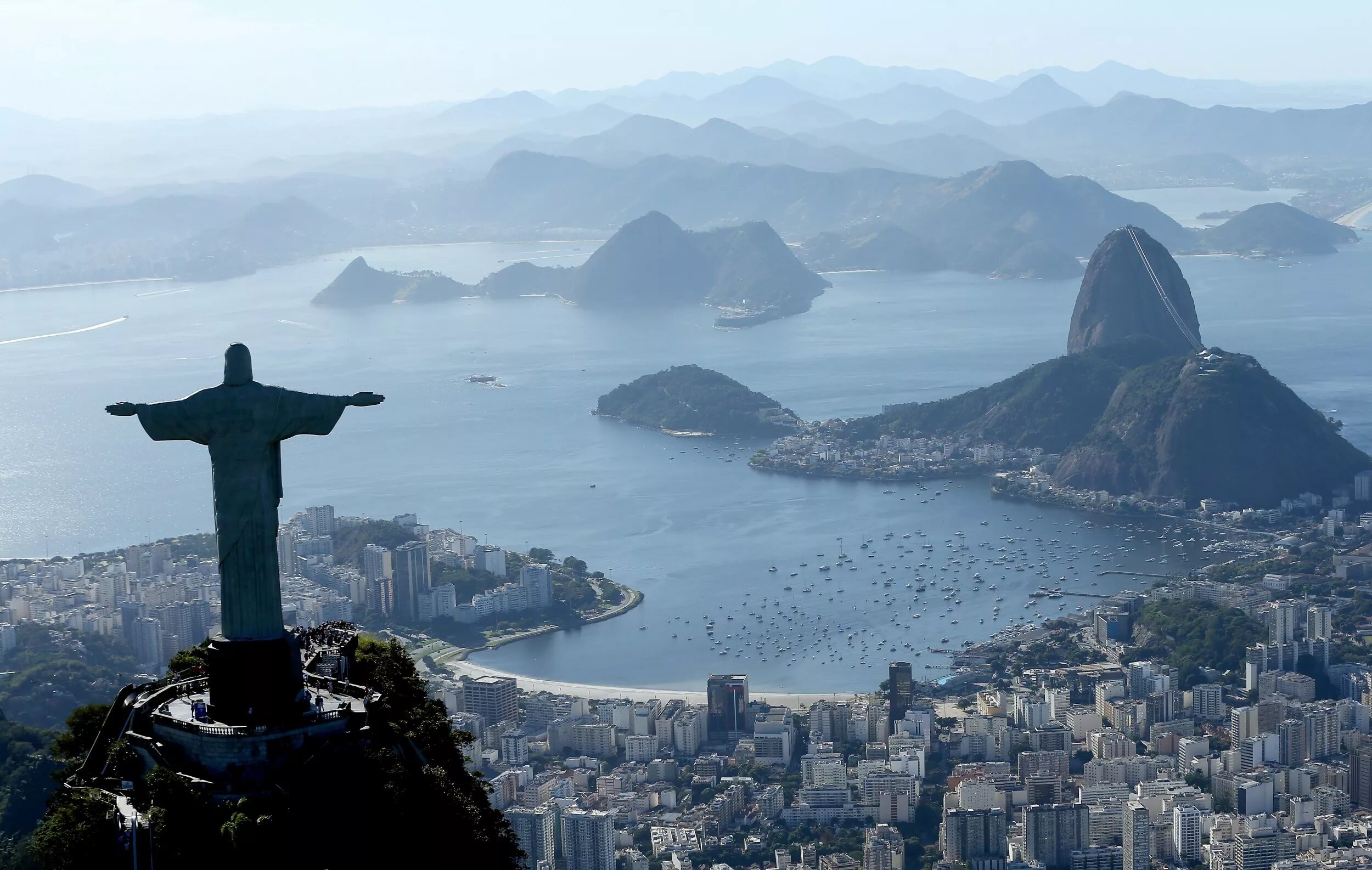 Статуя Христа-Искупителя Рио-де-Жанейро. Рио-де-Жанейро. Южная Америка Рио де Жанейро. Копакабана статуя Христа. Виды рио де жанейро