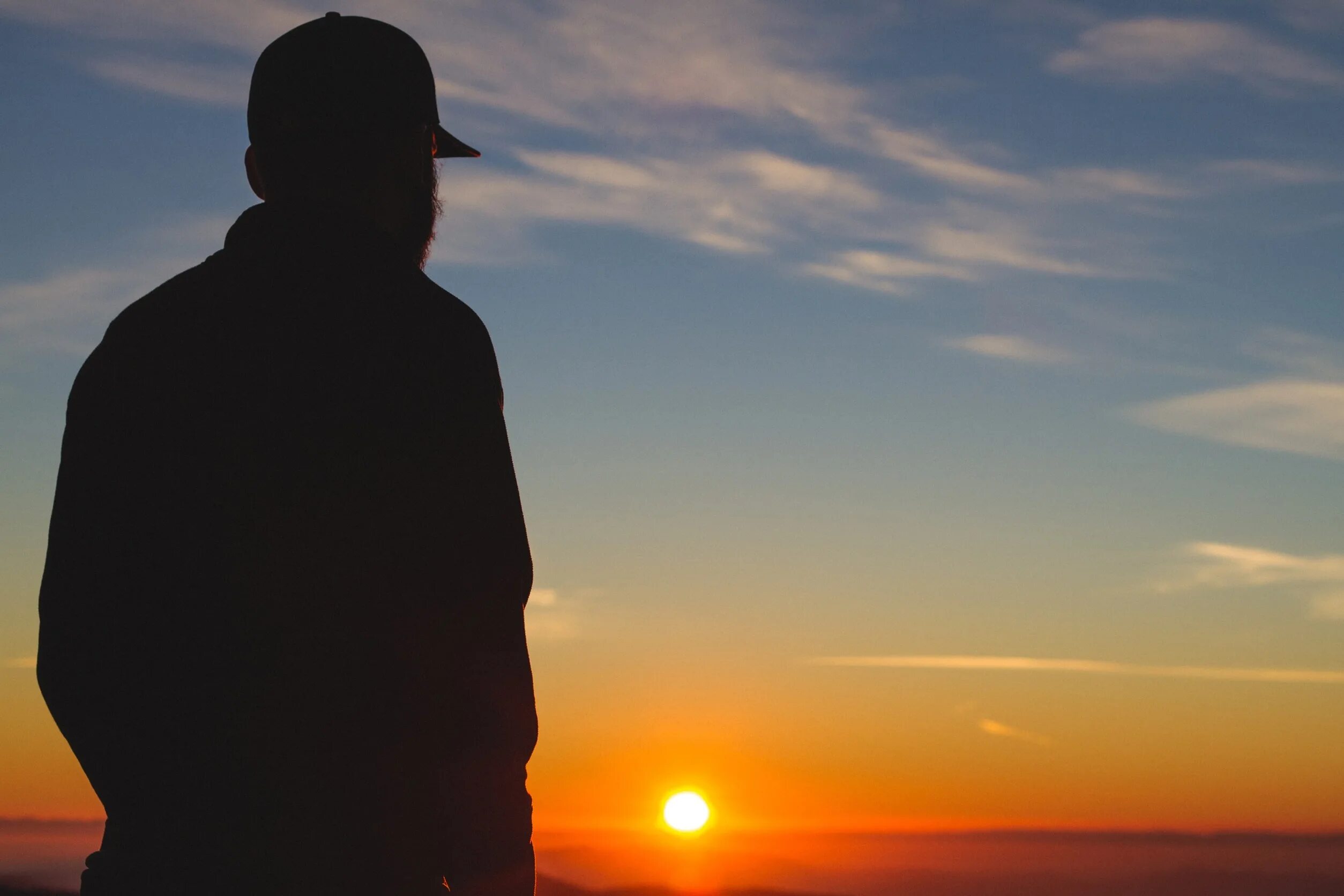 Парень в очках издалека. Sunrise boy. Sunrise boy. Навстречу закату. Прогулка по берегу моря на закате.