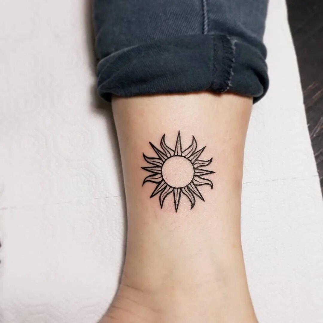 Тату солнце. Татуировка солнце на руке значение. Тату солнце необычное. Тату солнце. Татуировка солнце на руке значение.