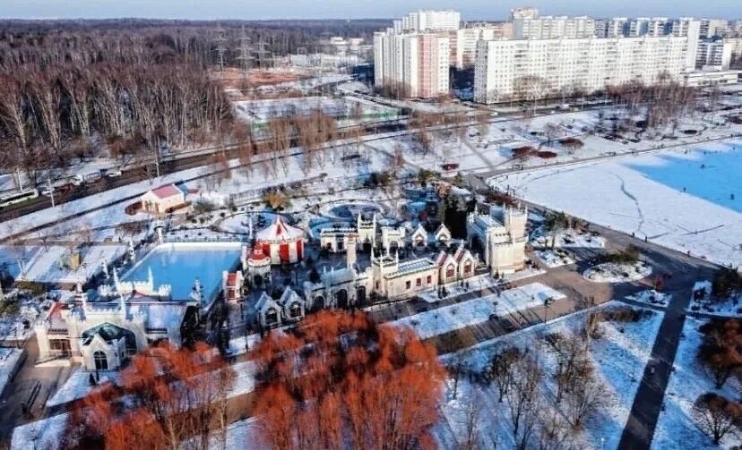 Каток гольяново московский. Гольяново дворец. Гольяново парк замок. Уральская Гольяново каток. Гольяново парк каток.