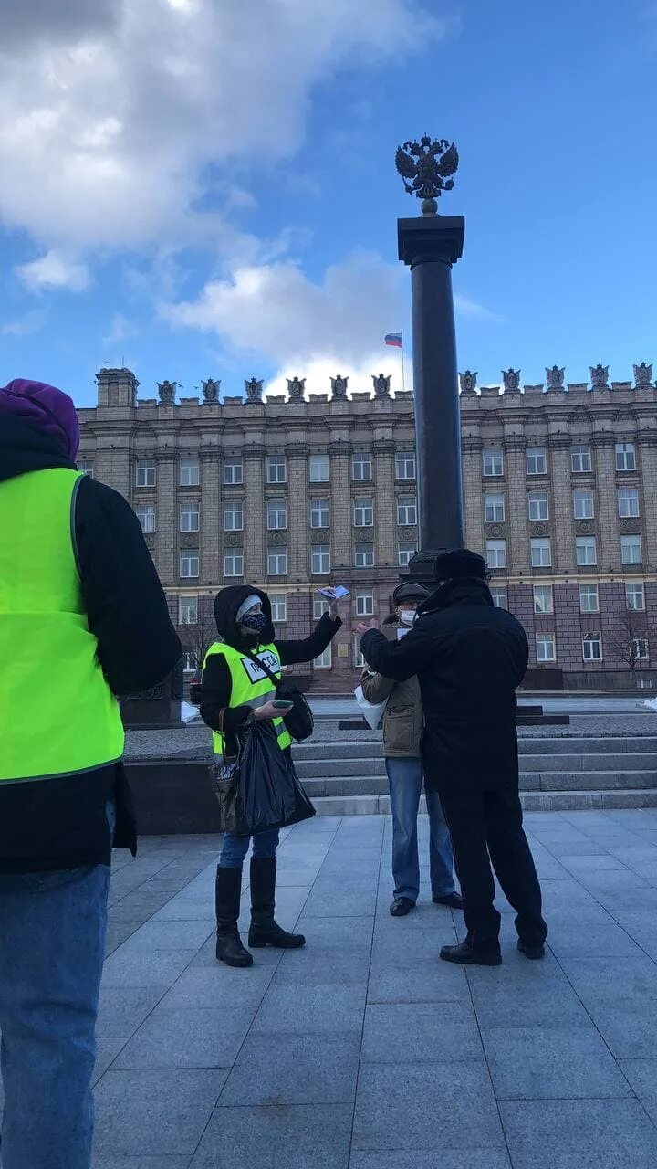 Белгородцы против соловьева. Одиночный пикет нет войне. Антивоенные митинги в Белгороде. Соборная площадь Белгород за Путина. Фонарь Белгород новости.