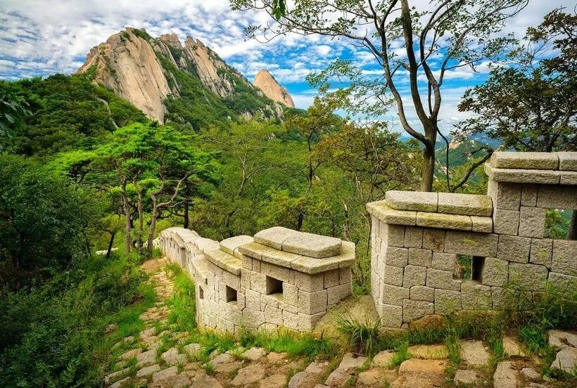 Bukhansan national park. Гора пукхансан , южная корея. Bukhansan national park. Национальный парк сораксан южная корея. Парк пукхансан в сеуле.