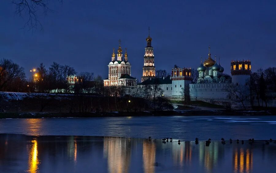 Новодевичий монастырь ночью. Монастырь ночью. Вид на новодевичий монастырь ночью. Новодевичий монастырь вечером. Новодевичий монастырь ночью фото.