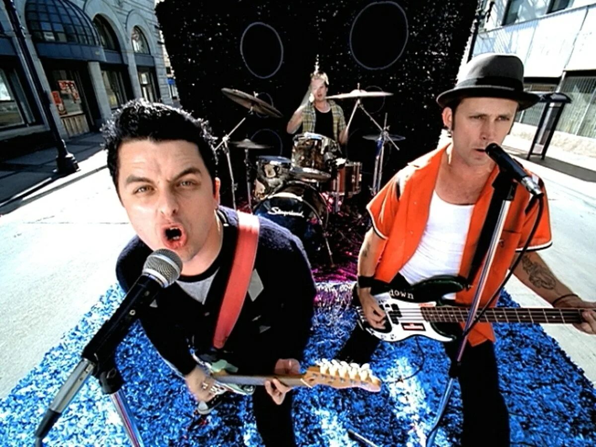 Рок 2000х слушать. Green Day. Green Day клипы. Рок 2000. Green Day Minority.