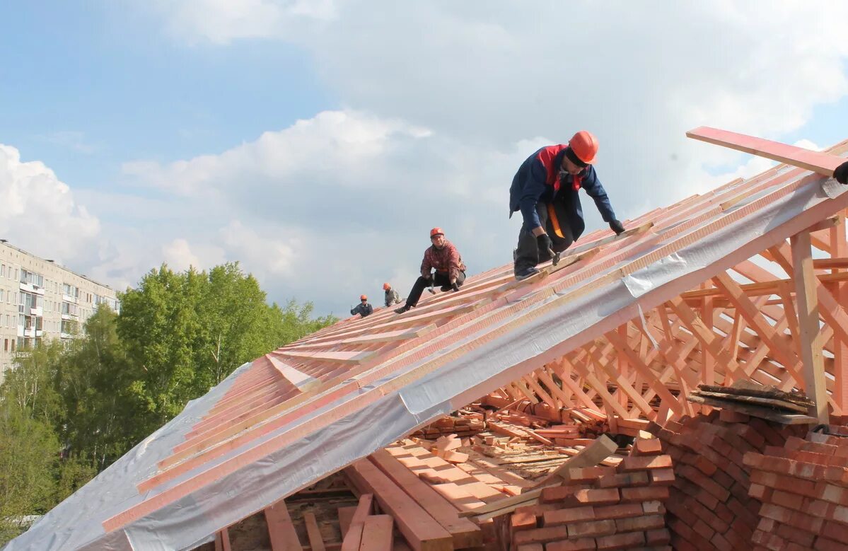 Дом крыша подмосковье ремонт. Капремонт крыши. Реконструкция кровли. Многоквартирный дом со скатной крышей. Ремонт кровли.