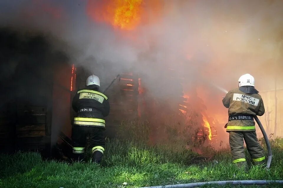 Что случилось в хабаровске. Горящий дом ночью. Сгоревший Барак. Пожары фото Хабаровск.