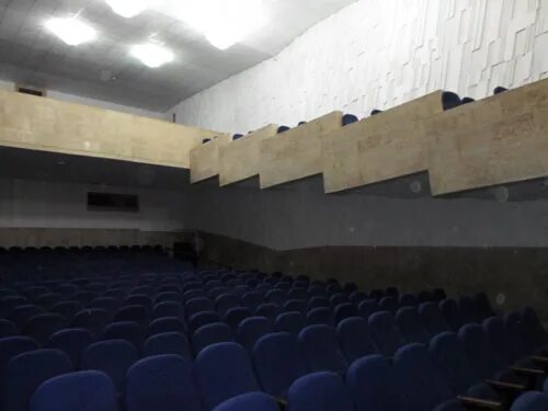 Установлены новые театральные кресла в зале ДК Прогресс г. Новосибирска