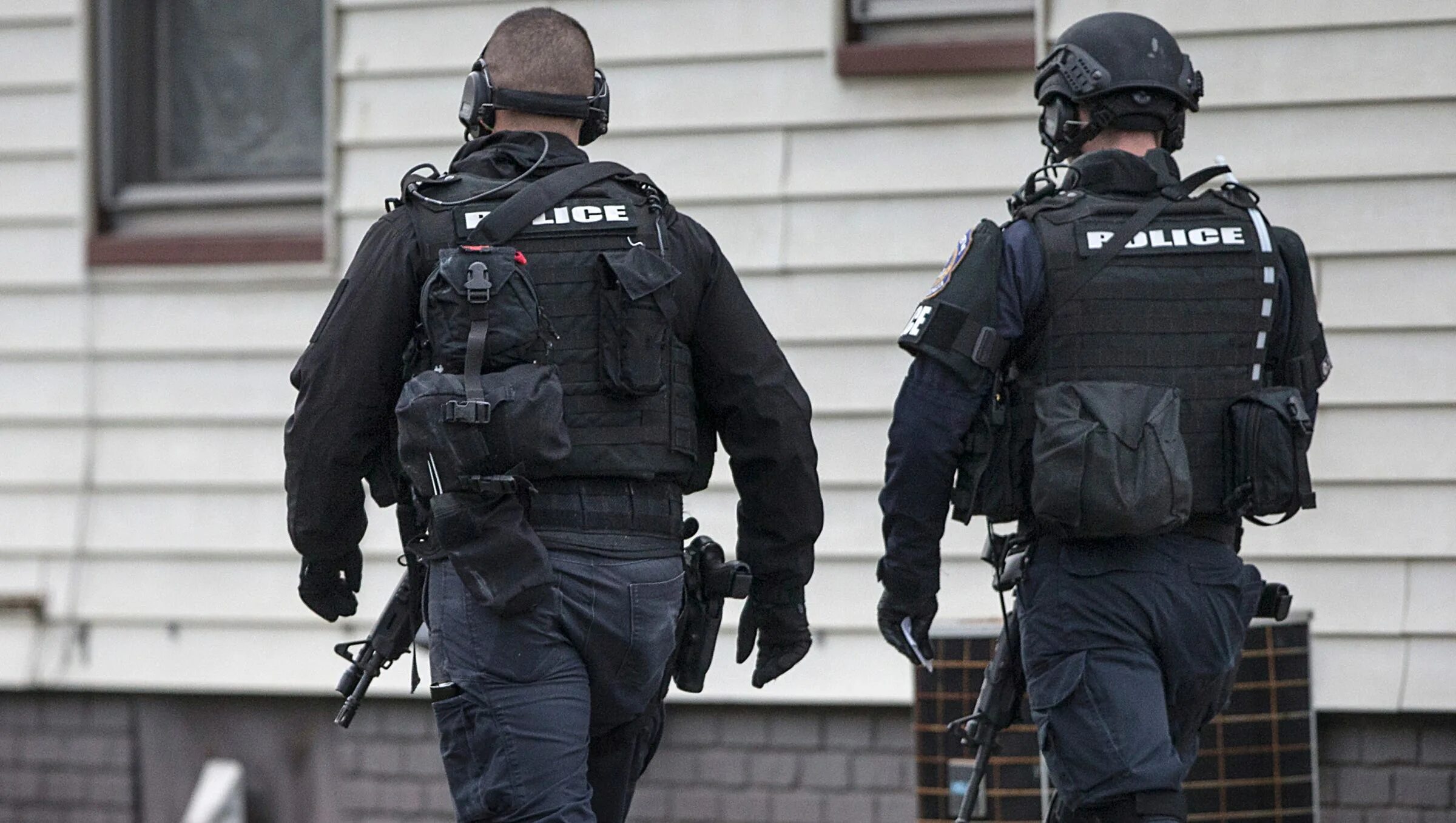 Swat squeezing. Swat officer. команда swat indianapolis. работает спецназ swat. metro police swat.