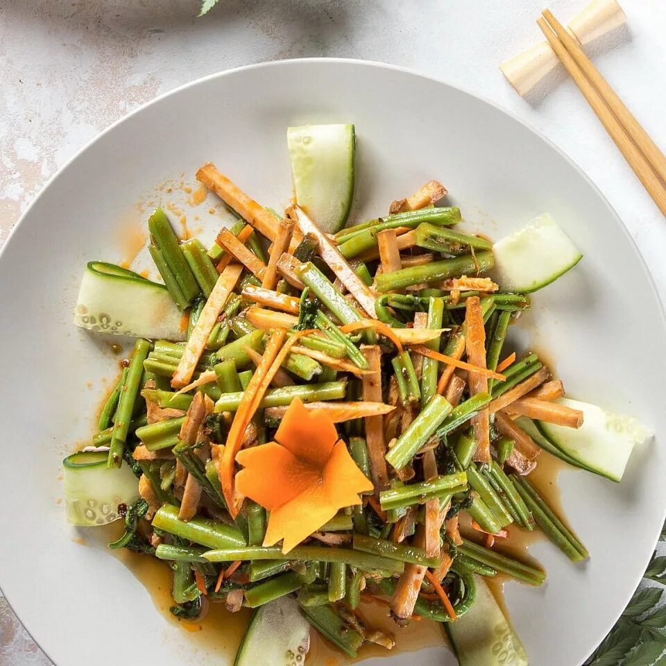 Папоротник с мясом. Папоротник с кедровыми орешками. Как приготовить соленый папоротник. Папоротник орляк дальневосточный. Папоротник орляк блюда.