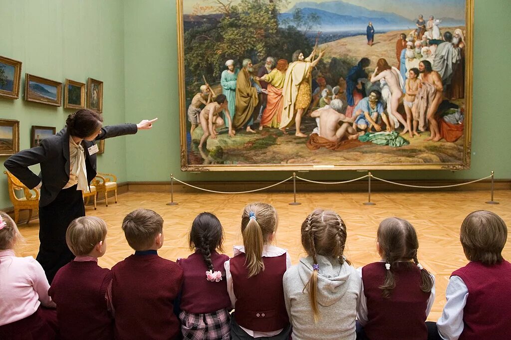 Дети на экскурсии в музее. Искусство для детей. Школа искусств. Урок искусства в школе.
