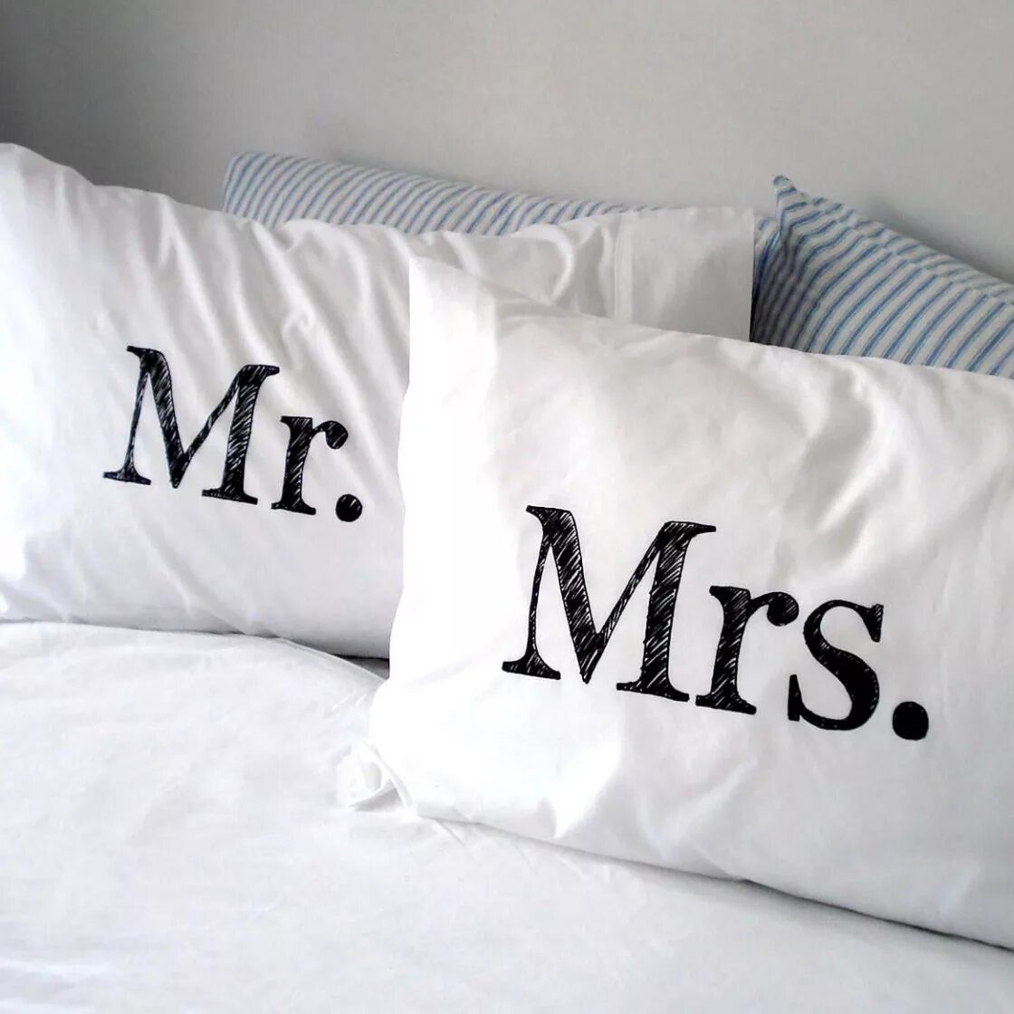 Подушки Mr и Mrs. Постельное белье Мистер и миссис. Надпись Мистер и миссис на подушках. Подушки с вышивкой Mr and Mrs.