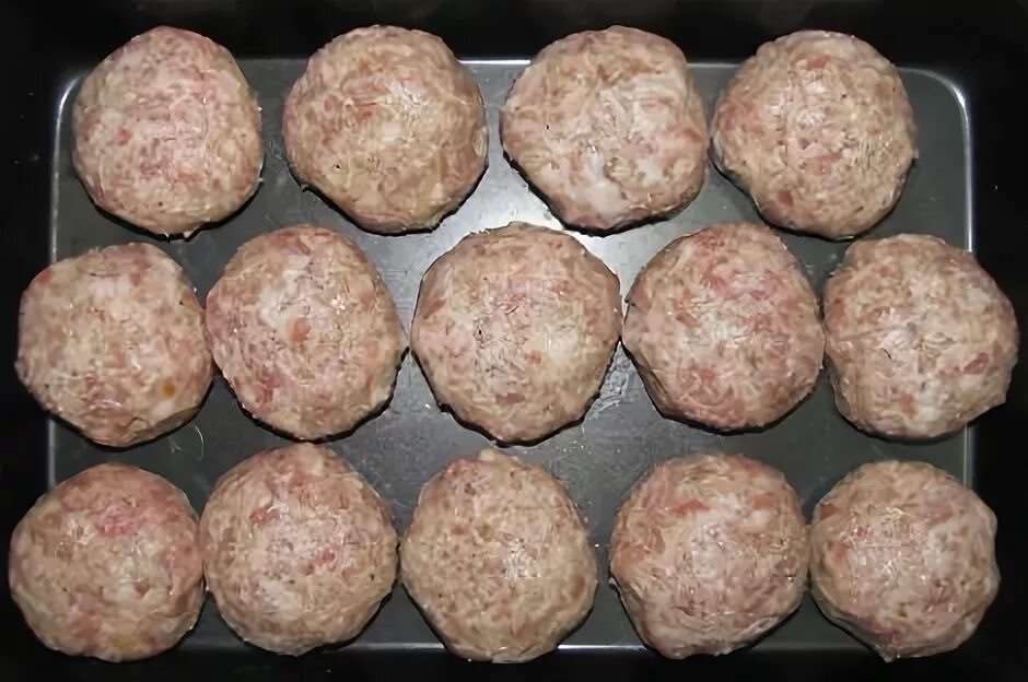 Биточки в духовке рецепт с фото. Формовка картофельной котлеты капля. Куриные котлеты запеченные в духовке. Котлеты в подливе в духовке. Биточки из индейки в духовке.