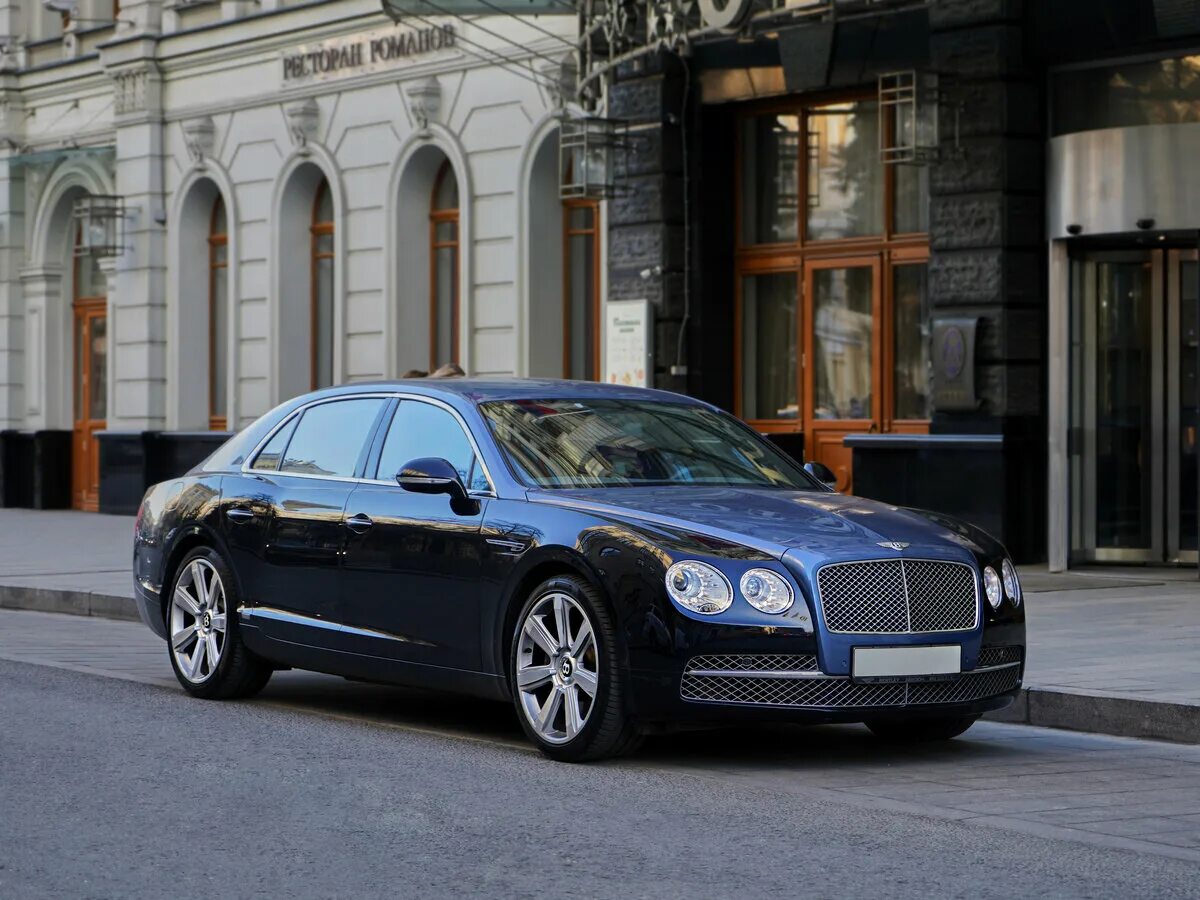 Бентли flying. Bentley Flying Spur. Бентли Флаинг Спур в12. Bentley Flying Spur 2. Bentley Flying Spur 2022.