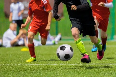 Sporcunun futbol topu ile stok fotoğraflar Sporcunun futbol topu ile telifsiz re