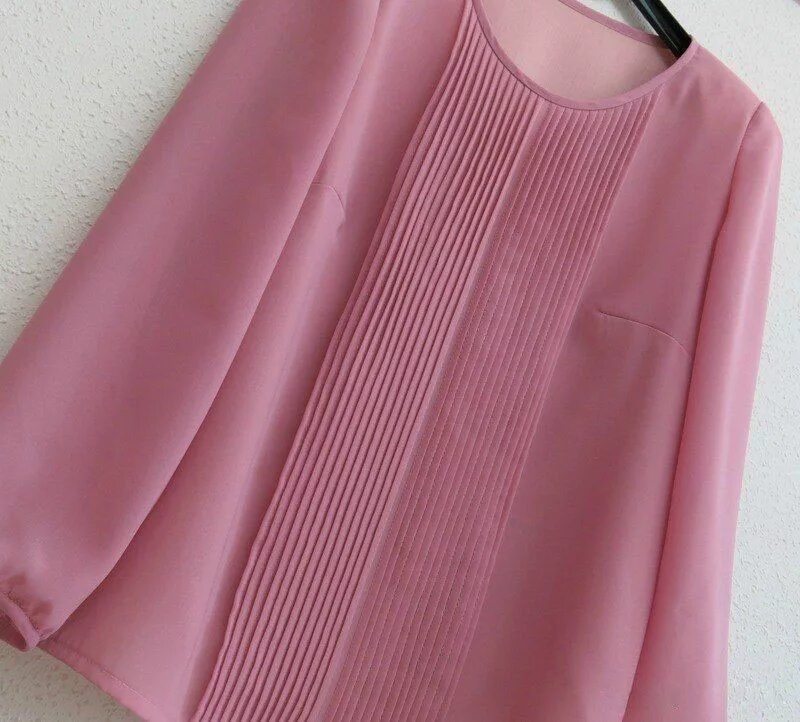 мелкая складка на одежде. мелкая складка на одежде. плиссированная ткань. отделка одежды защипами. складки защипы.