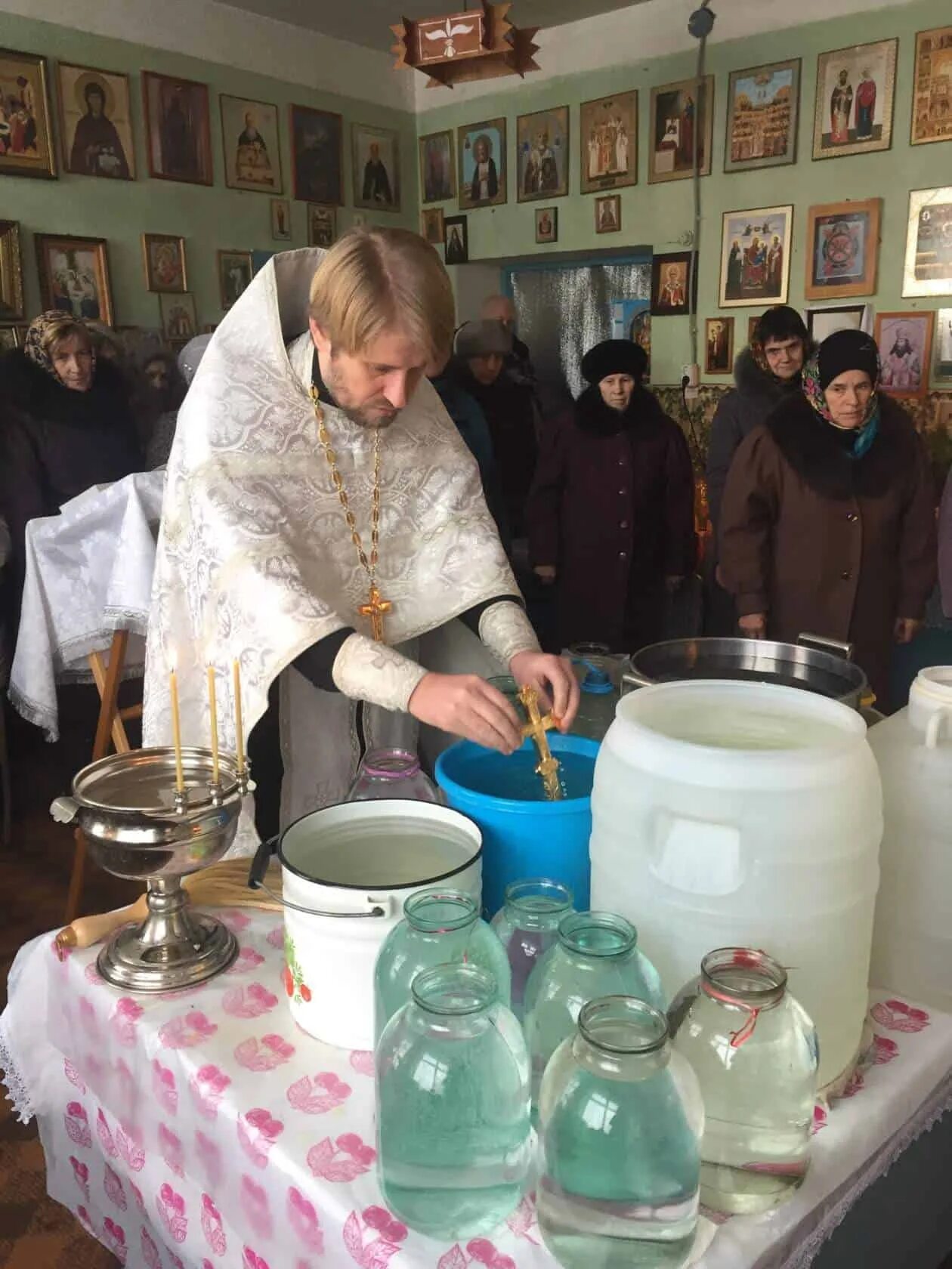 Освятить воду в домашних. Святая вода. Освящение воды. Святая вода в церкви. Храм на воде.