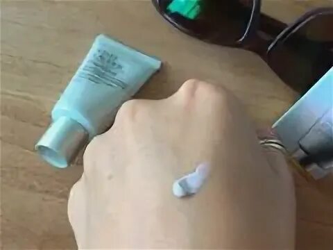 Корейский тональный крем с спф 50. Зеленая тоналка. Крем подстраивающийся под тон лица. Зелёный тональный крем подстраивается под цвет. Скраб для лица в зеленом тюбике.