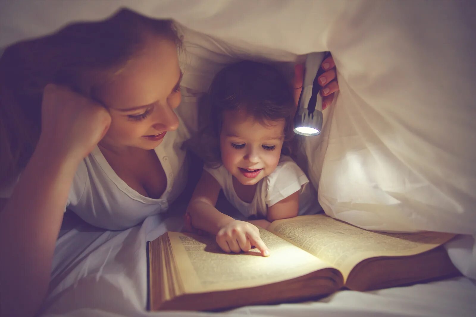 Дочка читать. Книги для детей. Дети читают. Ребенок читает под одеялом. Мама читает детям Библию.