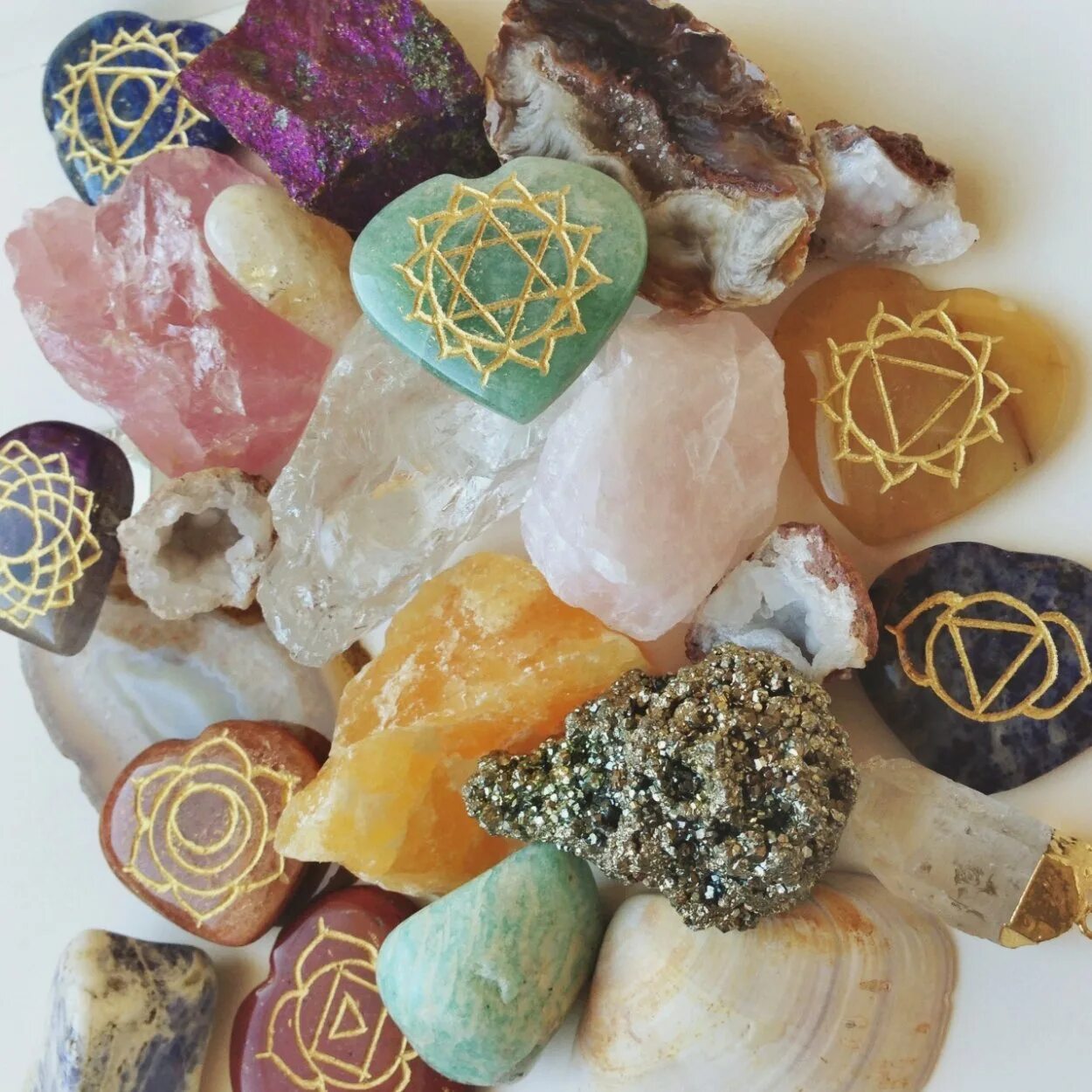 Сильный магический камень. Натуральные камни. Магические натуральные камни. Натуральные камни Кристаллы. Минеральный камень.