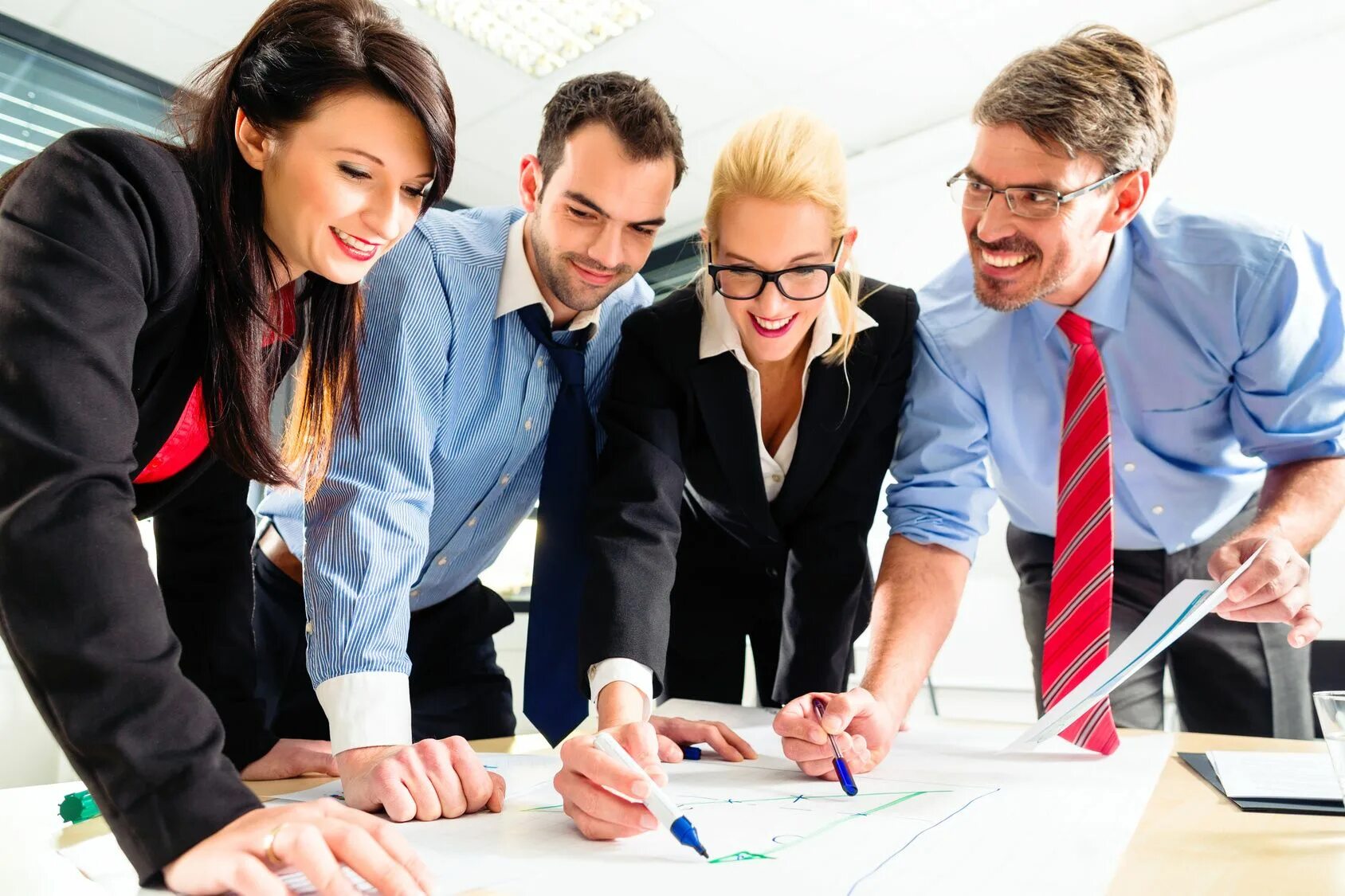 Работники страховой компании. Все работники предприятия решающие все. Деловые люди на отдыхе. Ямальская школа кадрового резерва. Рабочий коллектив.