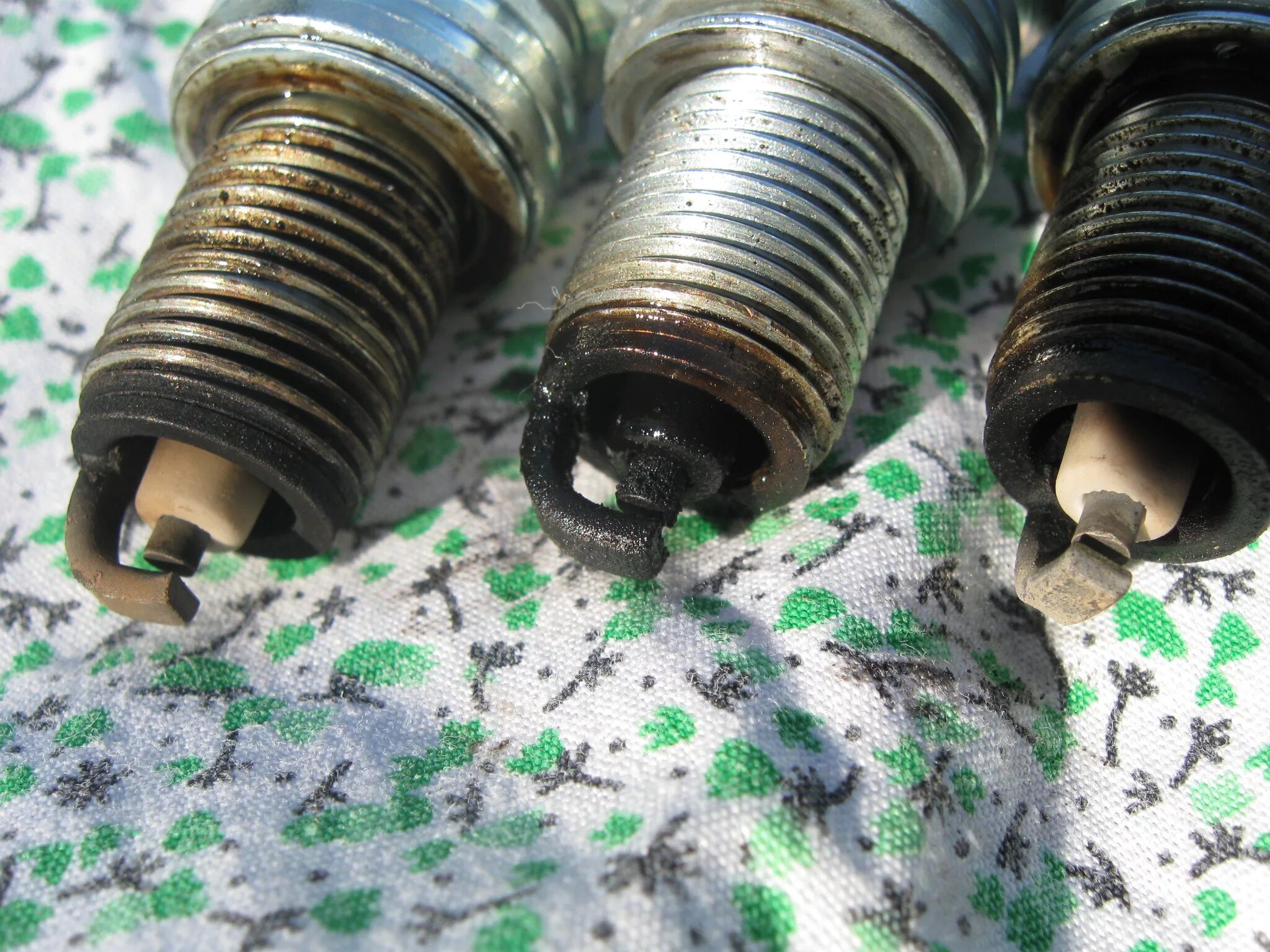 Свечи денсо с нагаром. 6 свечи зажигания. Свечи зажигания на ниву 21214 инжектор. Свечи нива 21213. 7 инжектор.