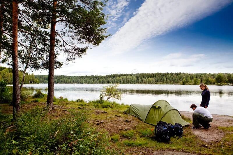 Лагерь спокойное озеро. Палатка на озере фото. Camp by the Lake. Отдых с палаткой у озера в одеяле. С женой на рыбалке у палатки, фото..