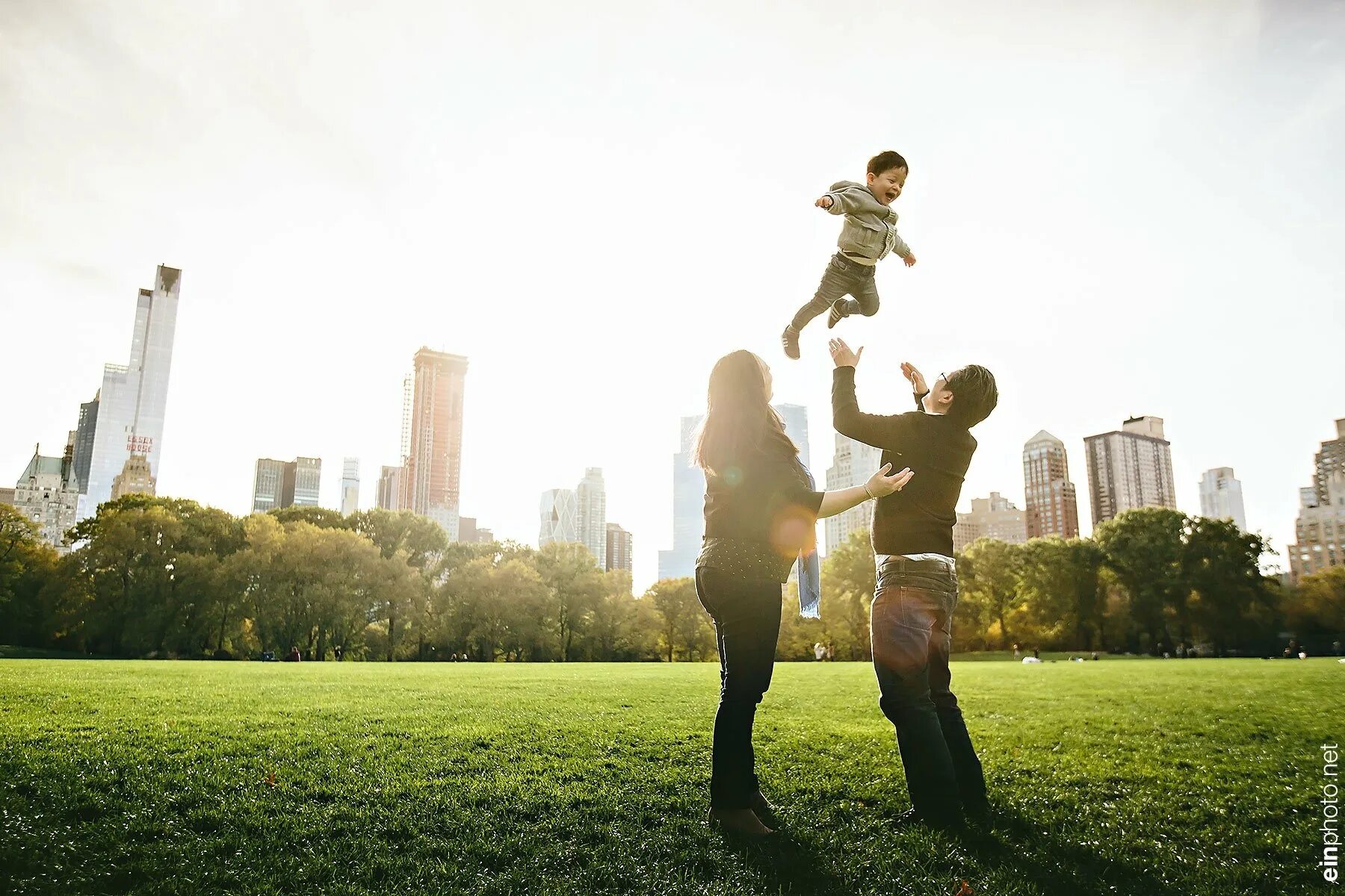 Family park 3. Фон семья. Счастливая семья. Счастливая семья в городе. Семья на фоне города.