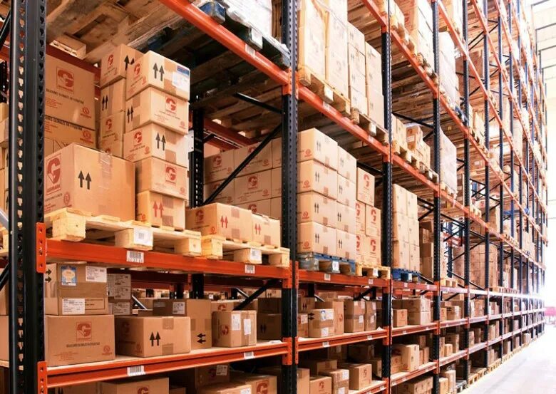 на складе лежали. комплектовка товара на складе. склад товаров. травматизм на складе. рухнули стеллажи на складе.