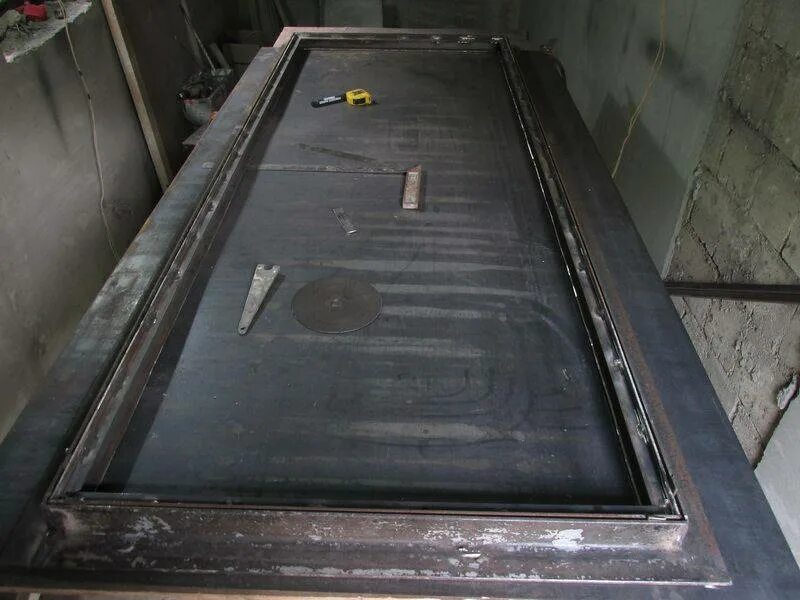 Врезать стеклопакет в металлическую дверь. Дверь металлическая сварная. Отварить дверь. Отворить дверь проверочное слово. Монтаж входной металлической двери.