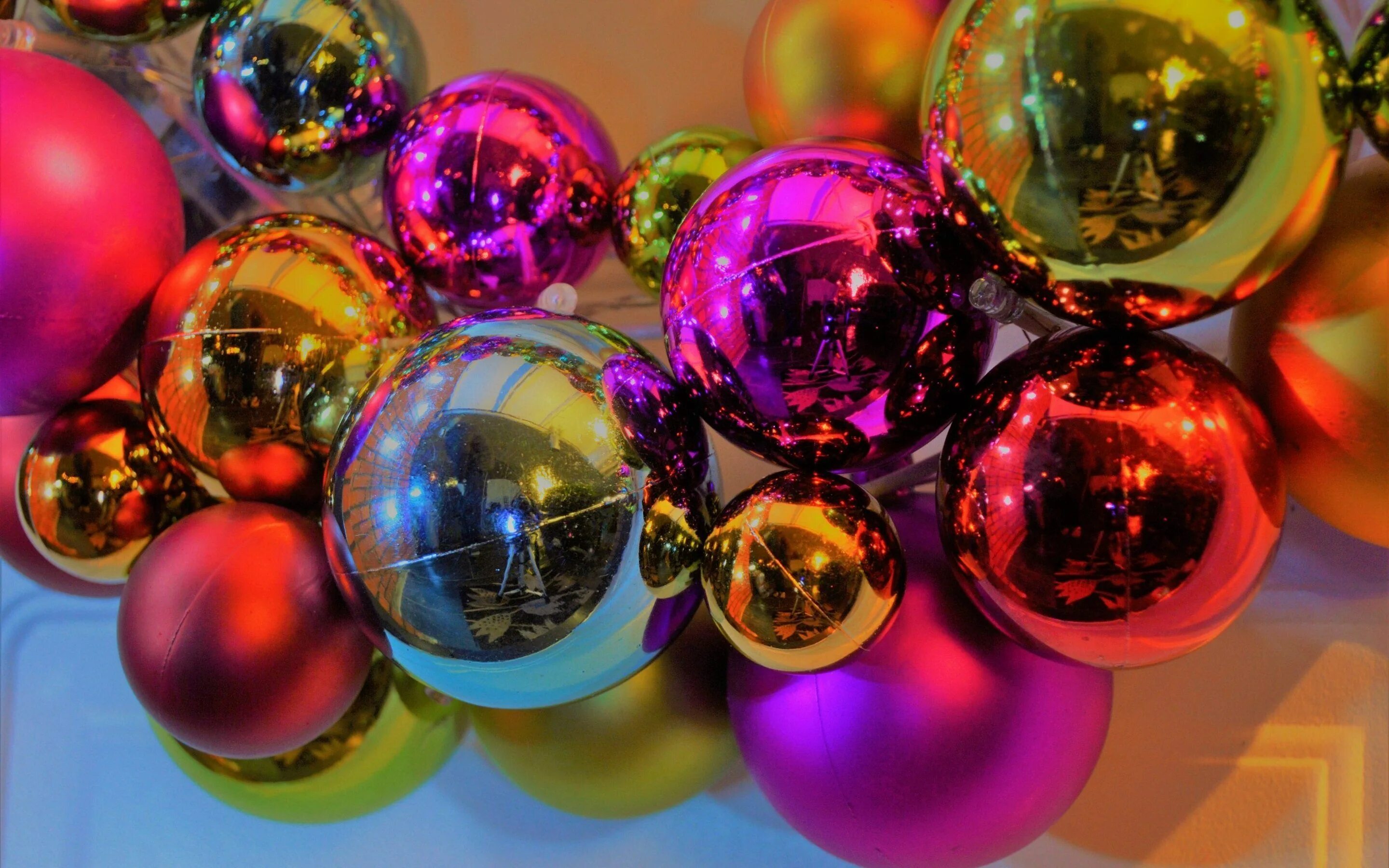 Цветной шар. Новогодние шары. Цветные шары. Яркие новогодние шары. Красивые новогодние шары.