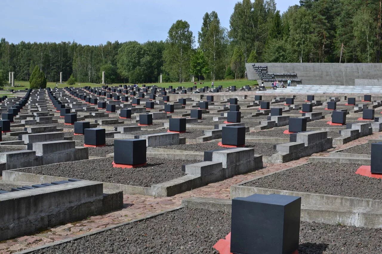 Деревня хатынь. Мемориальный комплекс в хатыни кладбище деревень. хатынь мемориальный комплекс история. деревня хатынь в белоруссии сейчас. хатынь лагерь смерти.