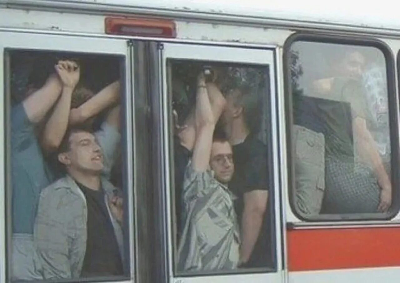 Круг забит людьми тысячи озабоченных текст