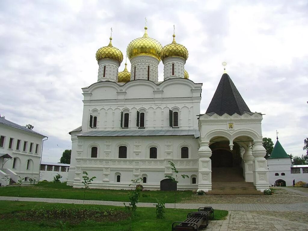 Свято троицкий ипатьевский. Свято-Троицкий Ипатьевский монастырь в Костроме. Ипатьевский монастырь Кострома.