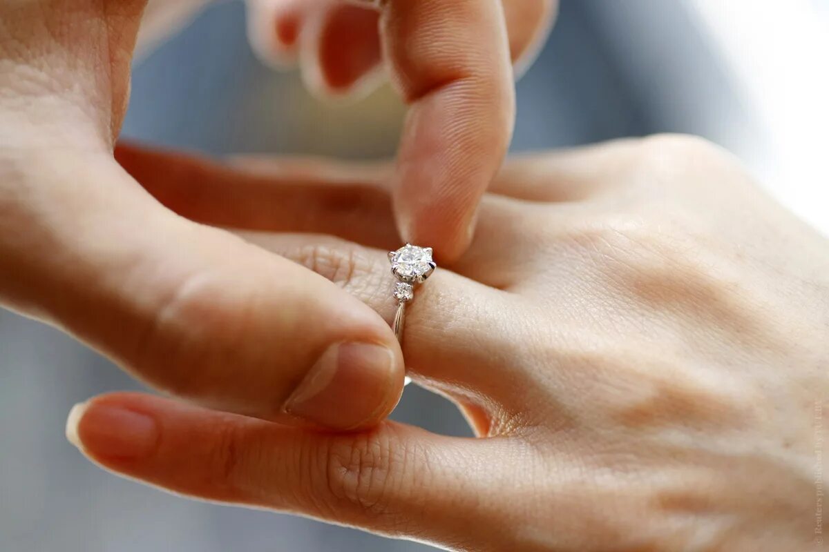 Надевает кольцо на палец. Кольцо для предложения девушке. Обручальное кольцо на пальце. Помолвочное кольцо на пальце. Сон одели кольцо золотое кольцо